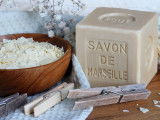 Du savon de Marseille en cube et en copeaux