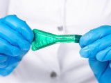 Un vétérinaire tient une pipette anti-puce dans ses mains