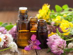 Plusieurs huiles essentielles sur une table