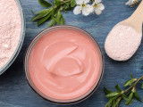 Un bol contenant de l'argile rose en pâte