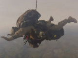 Un chien militaire saute en parachute sous oxygène