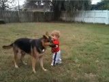 Un garçon avec un Berger Allemand