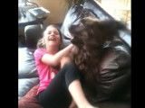 Une petite fille s'amuse avec son Sussex Spaniel
