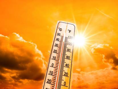 Un grand soleil et un thermomètre affichant une température élevée