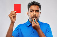 Un arbitre montrant un carton rouge