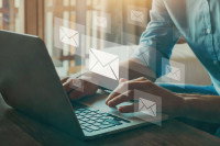 Un homme reçoit des emails sur son ordinateur