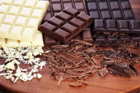 Des tablettes de chocolat noir, blanc et au lait