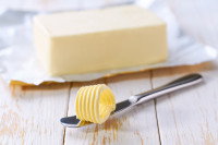 Une noisette de beurre sur un couteau