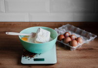 Des ingrédients dans un bol posé sur une balance de cuisine