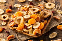 Des fruits secs biologiques sur une table en bois