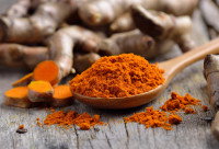 Du curcuma en poudre dans une cuillère à café