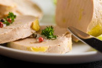 Du foie gras en tranches dans une assiette