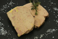 Deux tranches de foie gras sur un fond noir