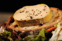 Une tranche de foie gras sur du pain