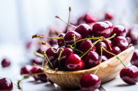 Des cerises dans un bol