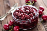 Un pot de verre avec de la confiture de cerises