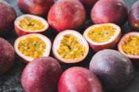 Des fruits de la passion sur un fond gris