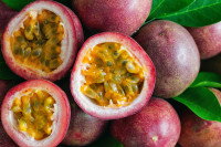 Des fruits de la passion avec des feuilles