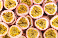 Des fruits de la passion coupés en deux