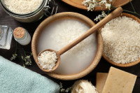 Différents bols contenant du riz cru ou cuit