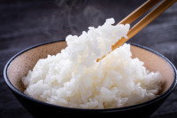 Un bol contenant du riz blanc cuit