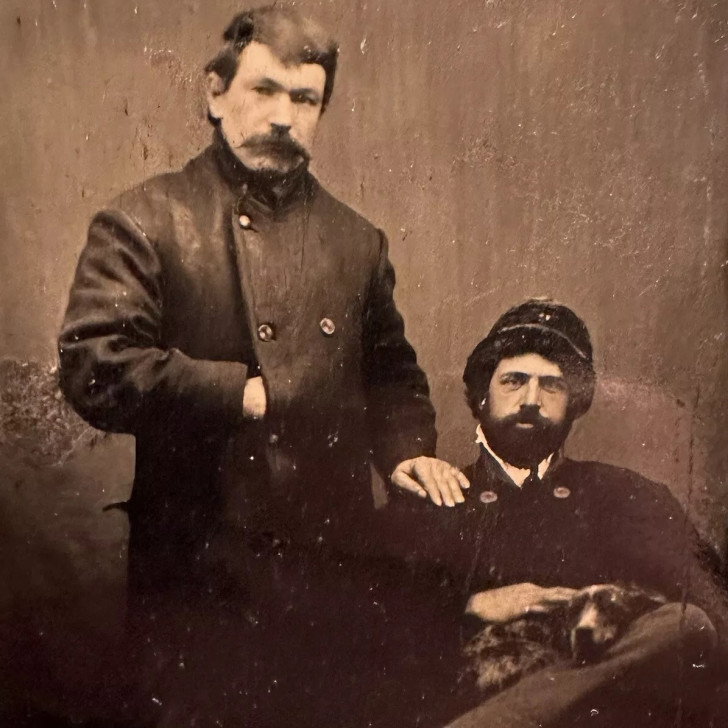 Photo de Staline posant la main sur l'épaule de son fils Yakov Dzhugashvili, lui-même tenant un chien dans ses bras