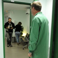 Un vétérinaire accueille un chien et son propriétaire en consultation