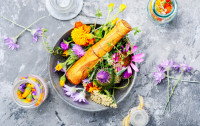 Un bol contenant des plantes utiles en naturopathie