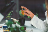 Une naturopathe prépare des remèdes à base de plantes