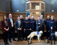 Chien d'aide aux handicapés au milieu de plusieurs personnes