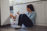 Une femme assise appelle son chien