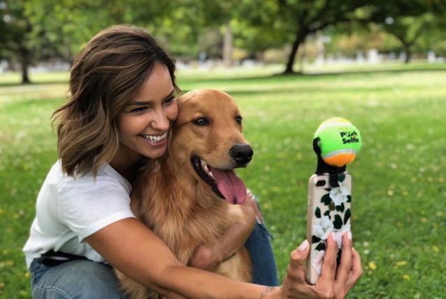 Une femme prend un selfie avec son chien
