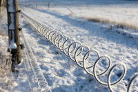 Une clôture électrique couverte de givre