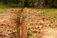 Un fil enterré dans le sol
