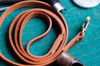 Une longe pour chien en cuir enroulée sur une table