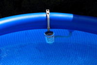 Une piscine gonflable avec un doseur de chlore