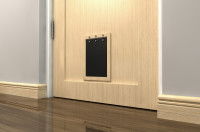 Une trappe pour chien installée sur une porte en bois