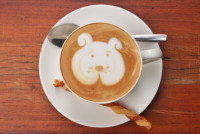 Un café avec une tête de chien dans une tasse