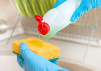 Une éponge et du liquide vaisselle