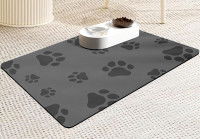 Un tapis de gamelle pour chien et chat installé dans le salon