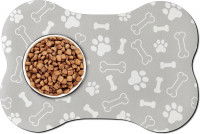Un tapis de gamelle pour chien en forme d'os
