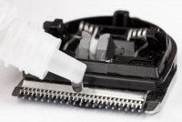 Il est conseillé d'appliquer de l'huile pour tondeuse