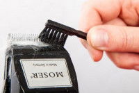 Une brosse permet d'éviter que des poils restent coincés