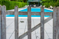 Une barrière protège l'accès à une piscine enterrée