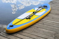Une planche de paddle gonflable avec deux pagaies