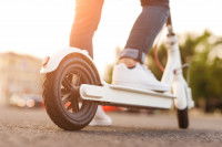 Une trottinette de ville blanche