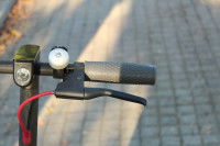 Gros plan sur la poignée de frein d'une trottinette