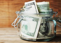 Un bocal rempli de billets