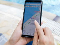 Une personne consulte Google Maps sur son t&eacute;l&eacute;phone