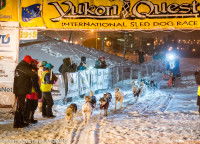 Point d'arrivée de la Yukon Quest dans le soir